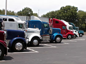 Tractor-trailers idling in a truck stop © Larry Manire | iStockphoto.com